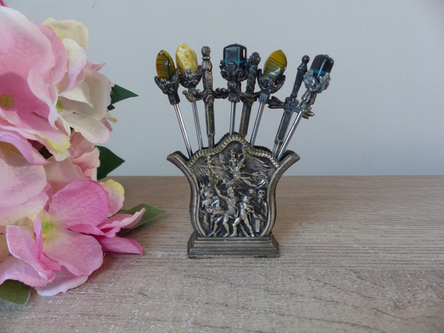 Service Apéritif Ancien en Métal Argenté – Ensemble de Pics Canapés Décoratifs Guerriers avec Motif en Bas-Relief, Épées et Couronnes