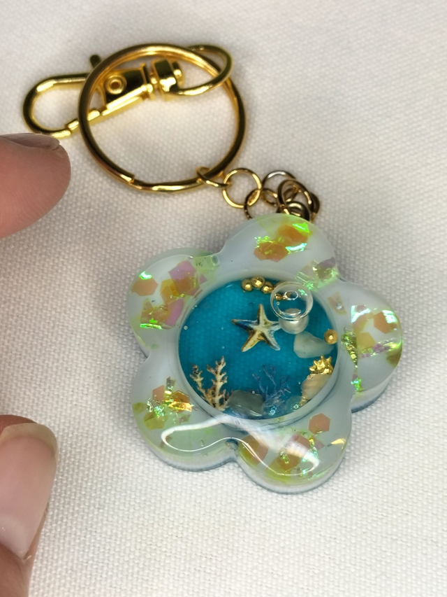 Porte-clés bijou de sac &quot;shaker&quot; fleur bleu, blanc, jaune fluo