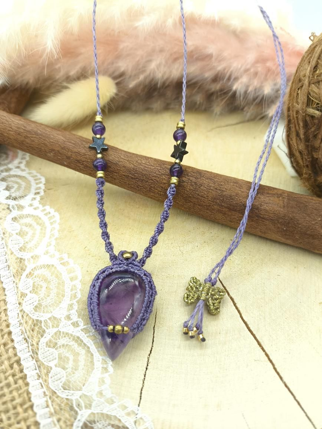 Collier léger en micro macramé avec améthyste trapiche 