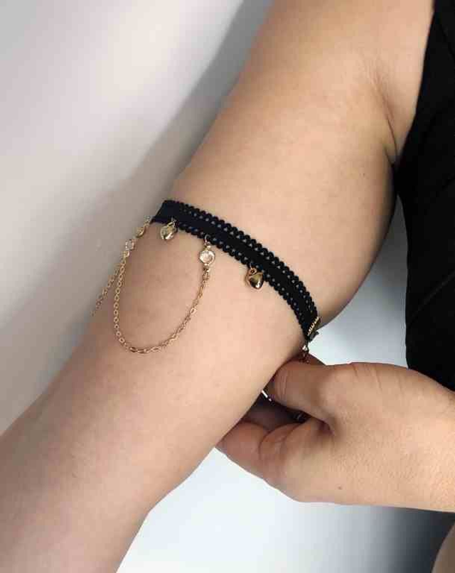 Bracelet de bras dentelle noire, cœurs et chaines dorées