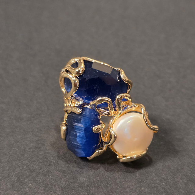 Anello in filo di bronzo placcato oro 24k, con Occhi di gatto Blu notte e perla.