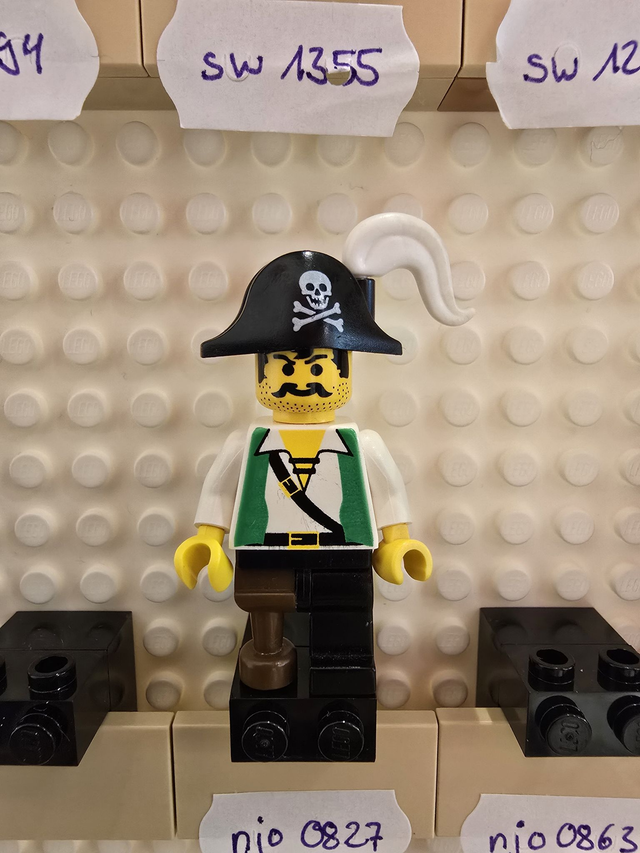LEGO pi050 Pirat mit grüner Weste und Holzbein Minifigur