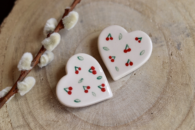 Broche cœur cerise