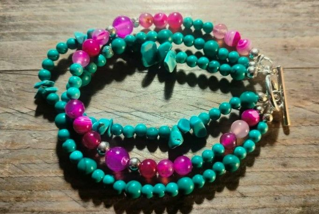 Turkoosi Howliitti Pinkki Akaatilla rannekoru