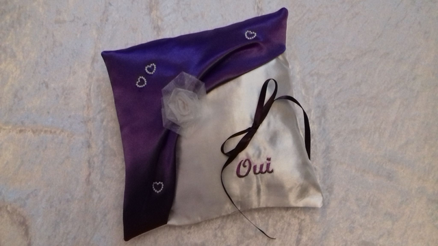 Rose et cœurs sur fond prune