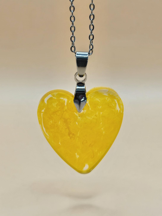 Pendentif en résine - Cœur jaune 2