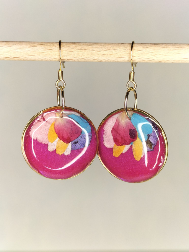 Boucles d&#039;oreilles rondes, résine pourpre et pétales colorés