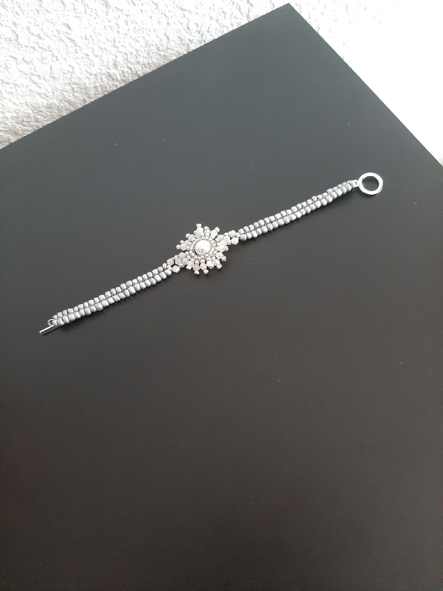 bracelet fleur cristal blanc argenté en perle de verre et perle rocaille fermoir OT silver		