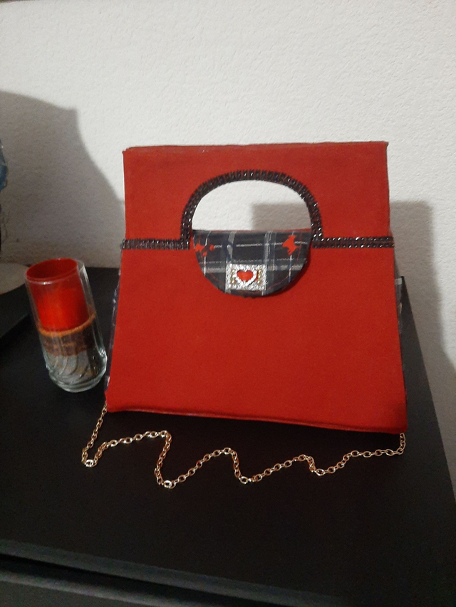 sac rigide rouge en tissu 