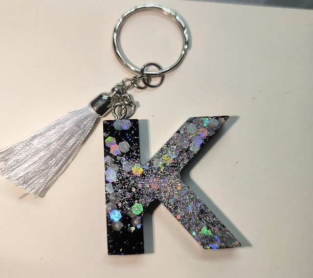 Porte clés initiale &quot;K&quot; noir et paillettes argentées holographique 