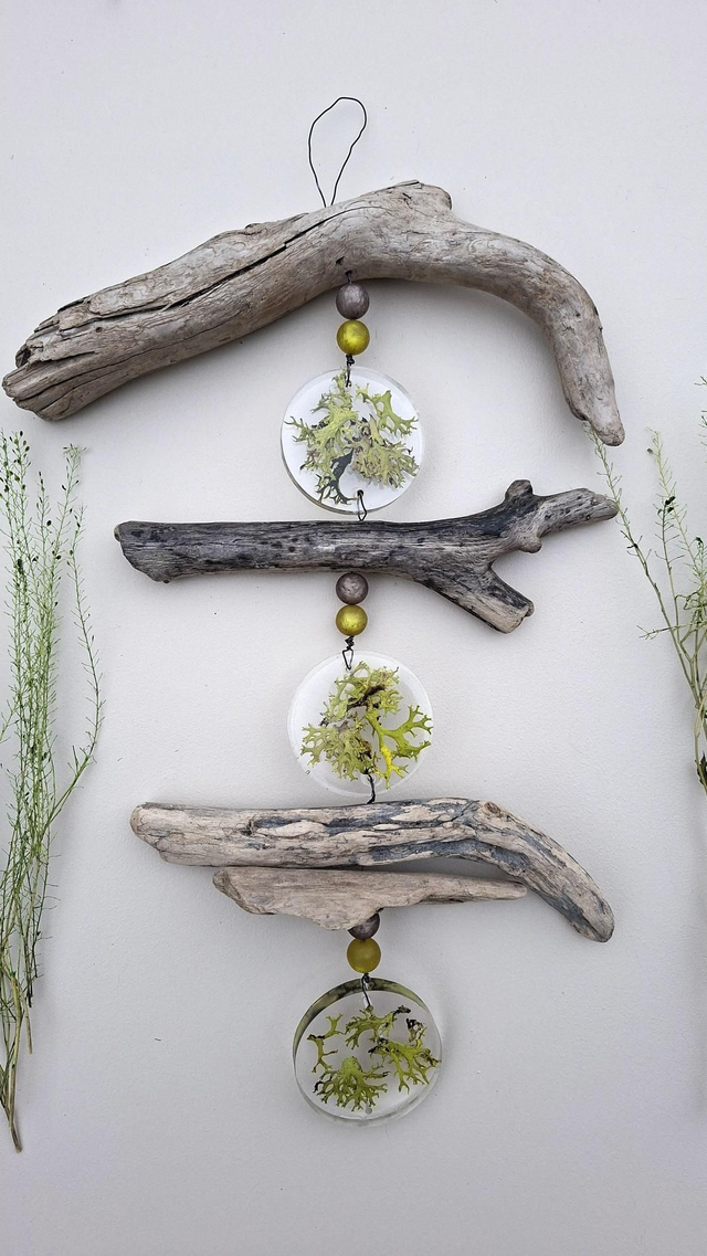 Windspiel mit Flechten