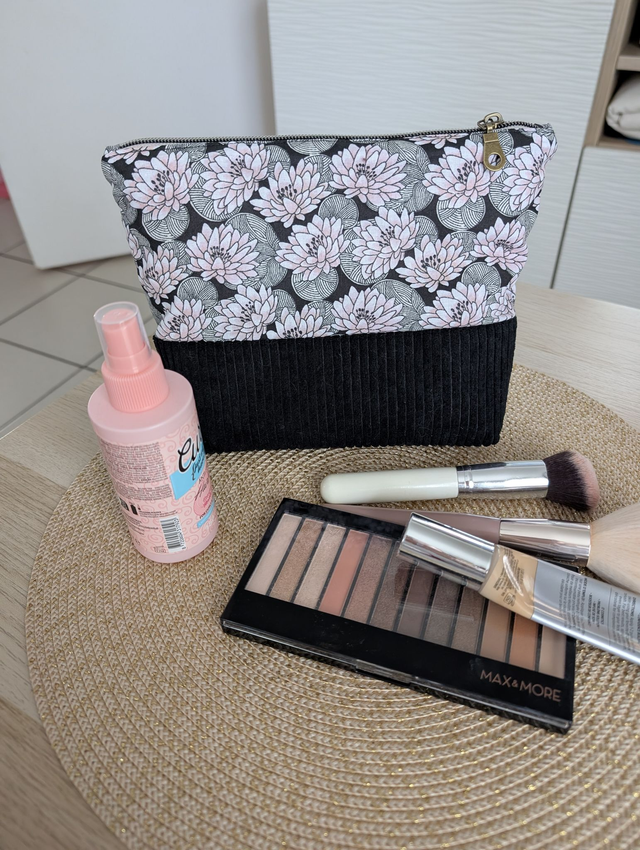 Trousse matelassée nénuphars roses/ noir