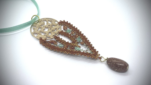 Pendentif ovale - papillons - brun et vert