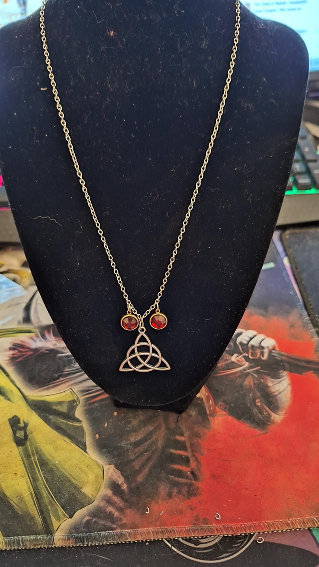Collier Pendentif Triquetra Celtique avec Pierres Rouges