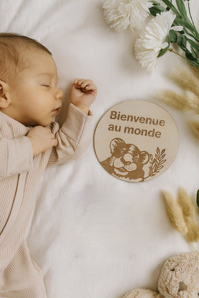 pancarte “Bienvenue au monde” motif léopard.