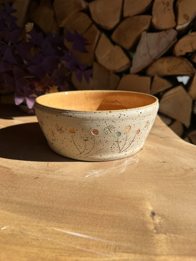 Handgemachte Keramikschale – Unikat mit Blütendesign & oranger Glasur 