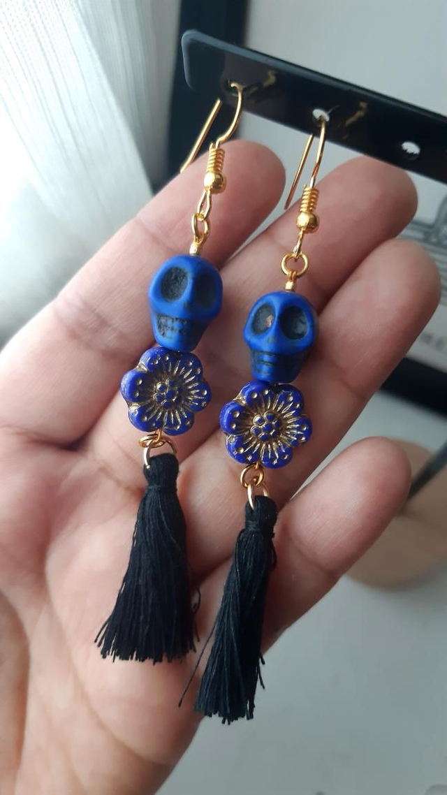 Boucles d'oreilles bleues pompon noir