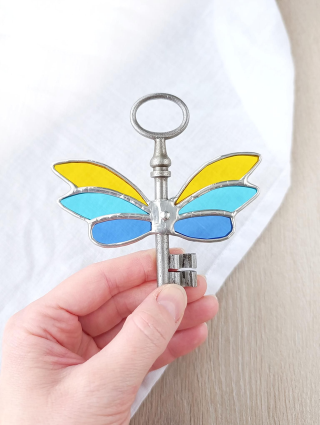 🗝️ Clé volante féerique "Flore" en vitrail