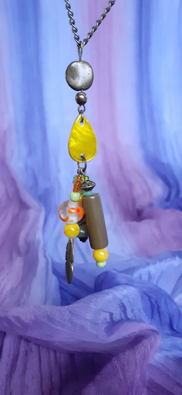 Hint Collier Sautoir avec pendentif breloque plume et perles vert kaki, orange et jaune d'or