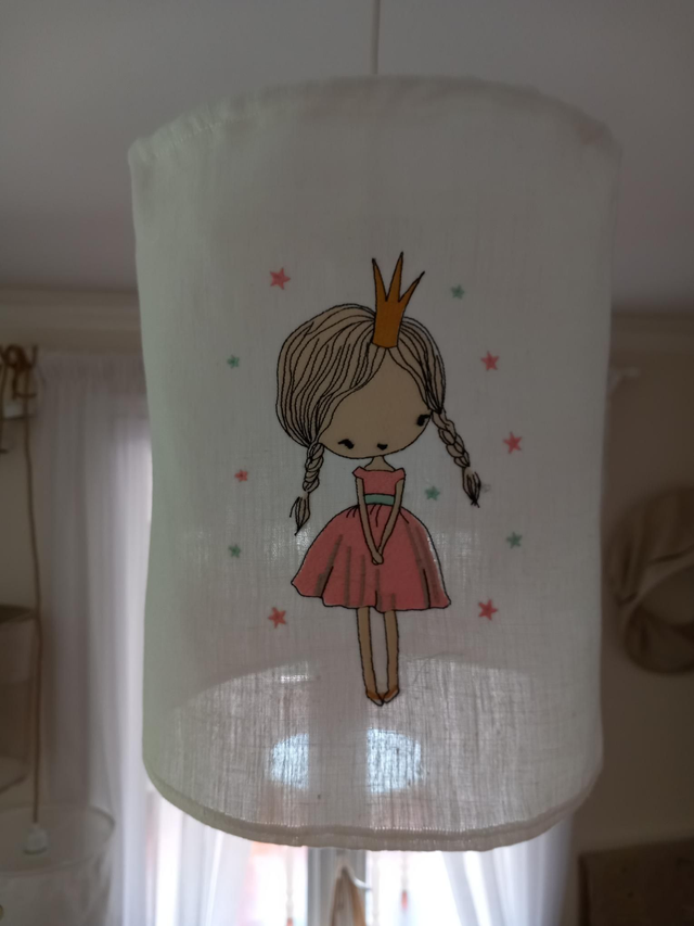 Abat jour suspension en lin brodé. Broderie princesse. Lampe de plafond  pour chambre enfant. Diamètre 25 cm Hauteur 30 cm. Créateur en France.