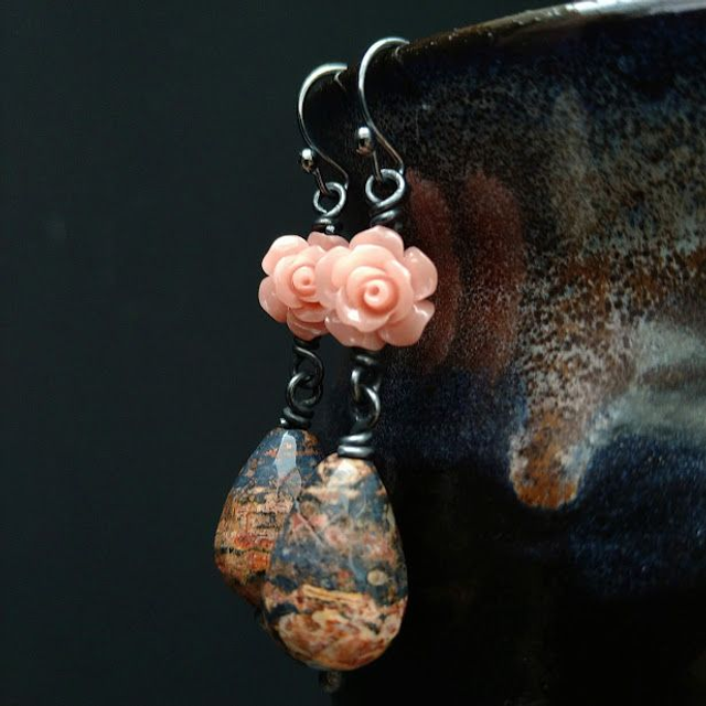 Roos oorbellen geoxideerd met poppy jaspis