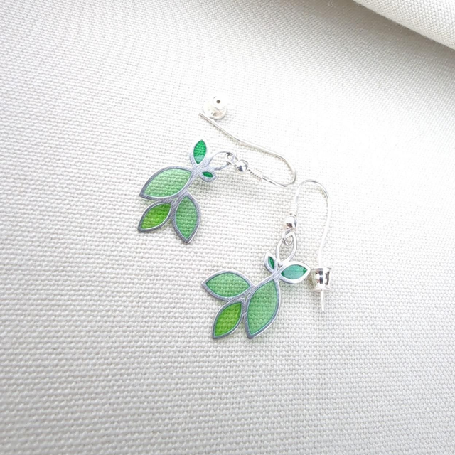 Éclat printanier - Boucles d'oreilles en émail plique à jour sur Argent