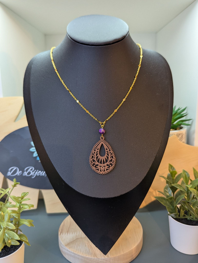 Collier court avec chaine de couleur or, pendentif en bois et perle naturelle. 