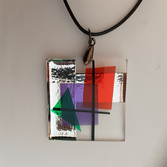 Pendentif grand carré collection alu fond transparent et argenté et inclusion rouge verte et violette