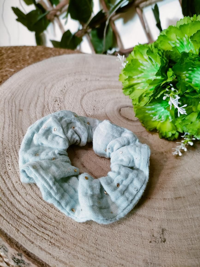 Chouchou vert d&#039;eau plumetis doré 