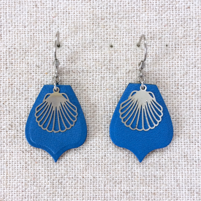 Boucles d’oreilles « Castagnettes » argentées, cuir bleu vif 
