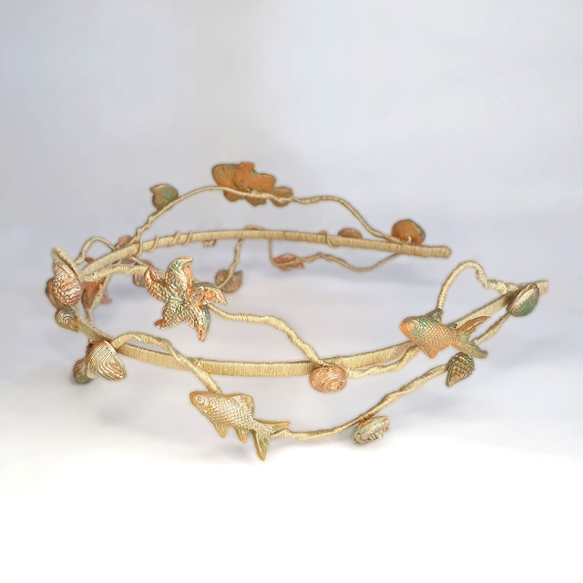 Diadema Ondina, tocado marino caracolas, peces y estrellas tonos verde, melocotón y dorado 