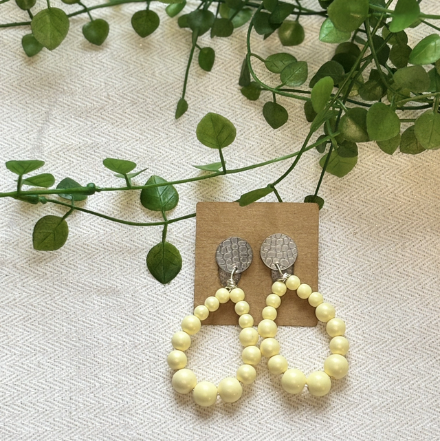 Boucles d’oreilles perlées jaunes et argentées (jaune clair nacré)*