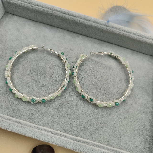 Grandes boucles d’oreilles créoles argentées avec perles claires et vertes en forme de fleurs