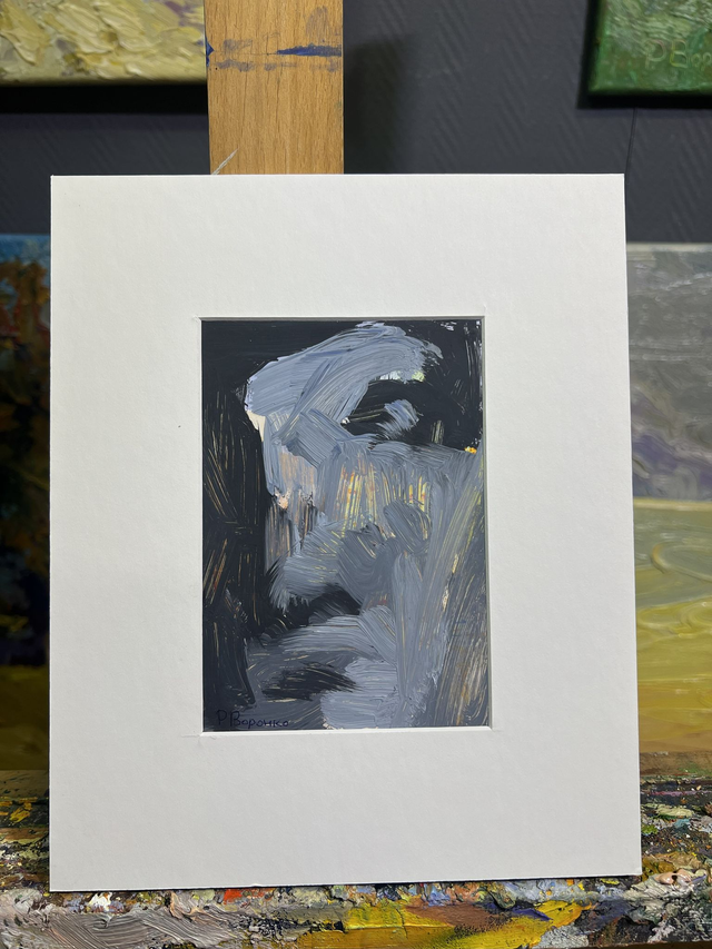 Fragment 626 „Lichtspur im Grau“ von Rostyslav Voronko, Öl auf Karton, 2024 – Gesicht in Grautönen mit feinen Lichtlinien.