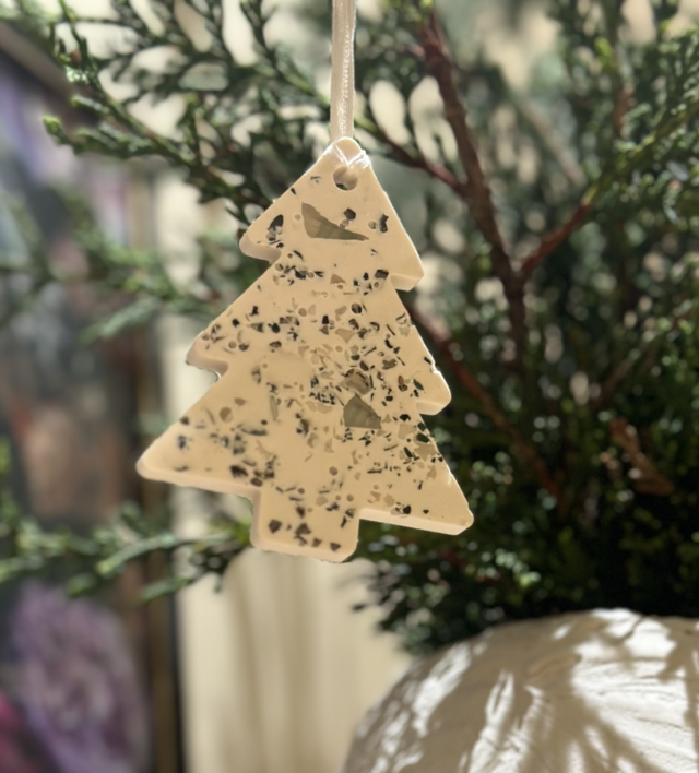 JESMONITE SET OF 5 BAUBLES GREEN