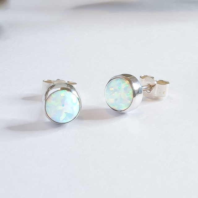 Pendientes de botón en plata 925 con ópalo blanco