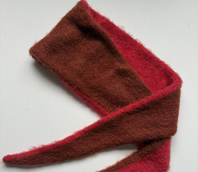 Écharpe rouge et marron