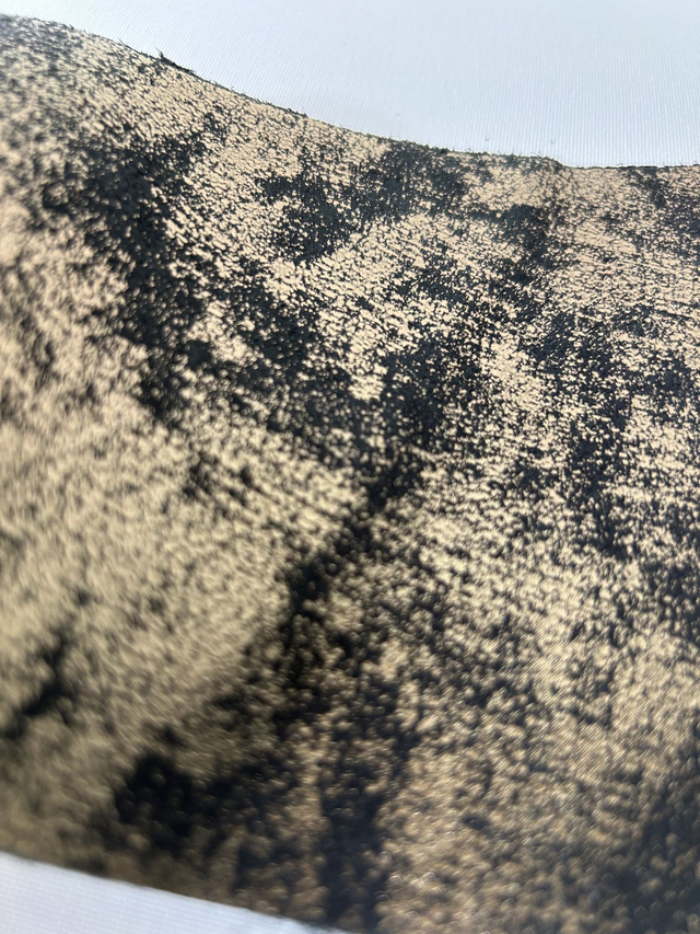 Chute de cuir noir doré
