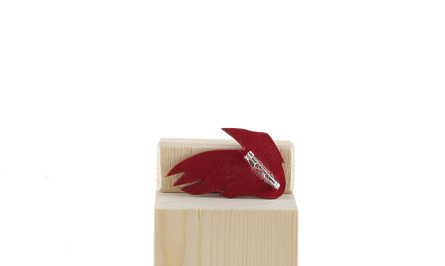 Broche motif Corbeau en cuir tannage végétal - HANE Rouge
