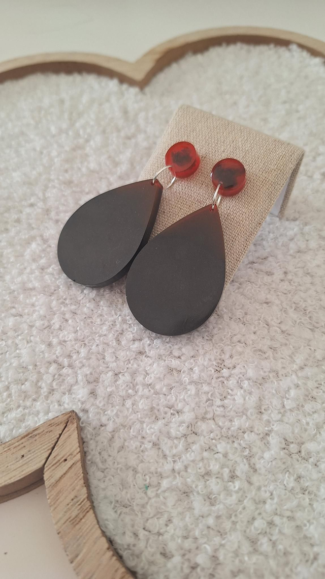 Boucles oreilles gouttes noir et reflet rouge