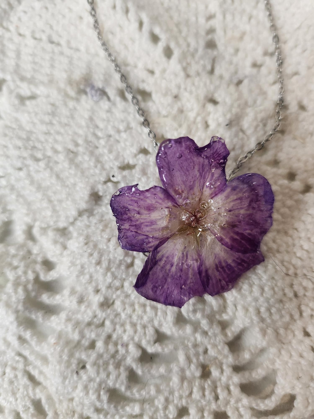 Collier fleur violette séchée et résine 