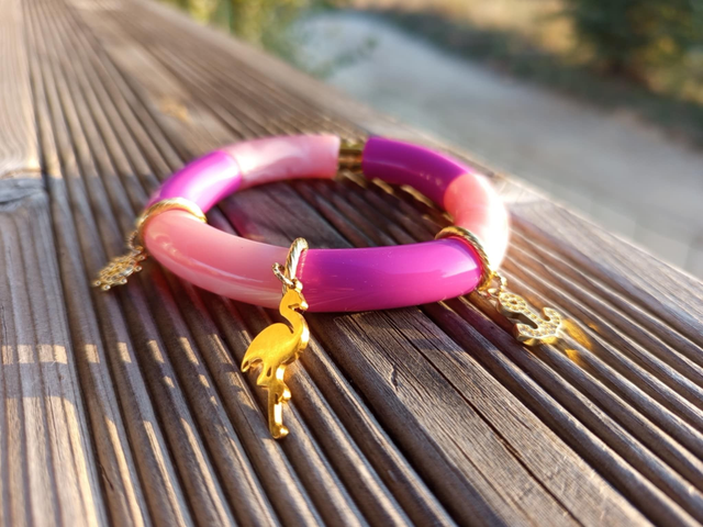 Bracelet perles tubes incurvées acrylique Gulabi Pakshi