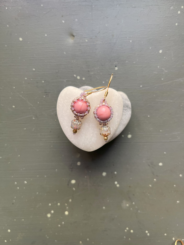 Petites boucles d'oreille en perles pendentif rose mauve gris