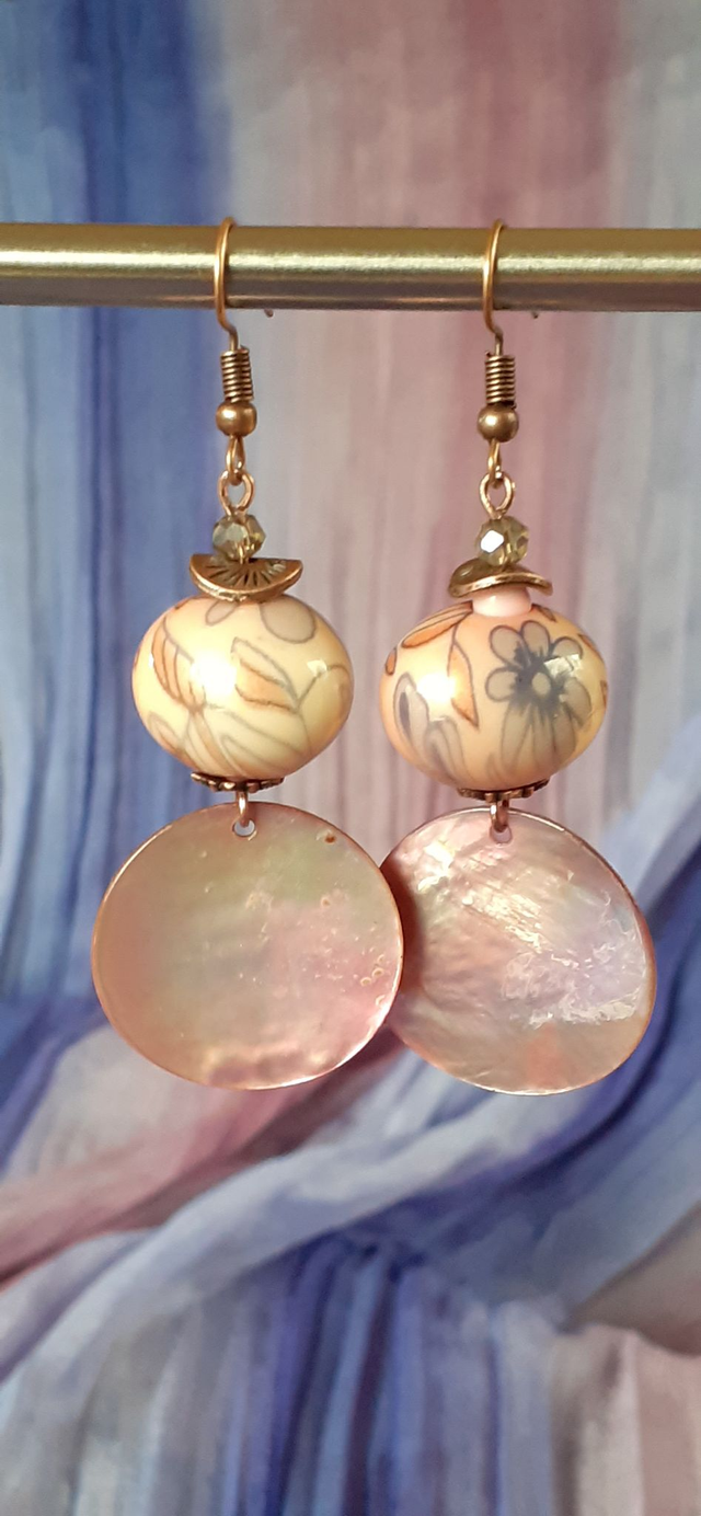 Czech Boucles d'oreilles pendantes nacre rose dragée.