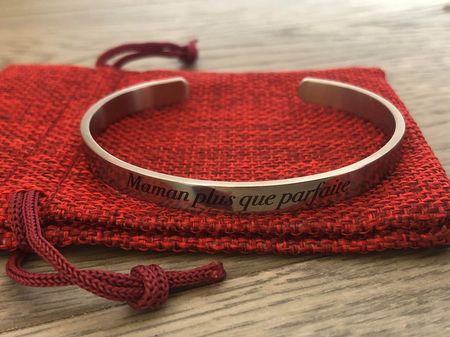 Bracelet joncs gravés avec message &quot;  Maman  plus que parfaite &quot; 