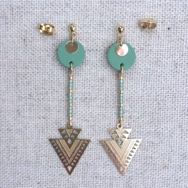 Boucles d’oreilles « Tierce » dorées, cuir vert lichen