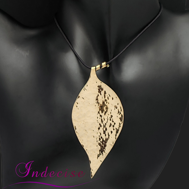 Collier feuille en laiton couleur or - Création artisanale par Indecise