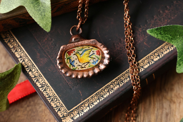 médaillon coquillage Oiseau médiéval –  peint à la main - Cuivre 