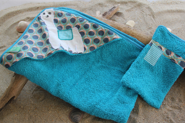 Cape de bain turquoise avec lama et gant de toilettes assorti