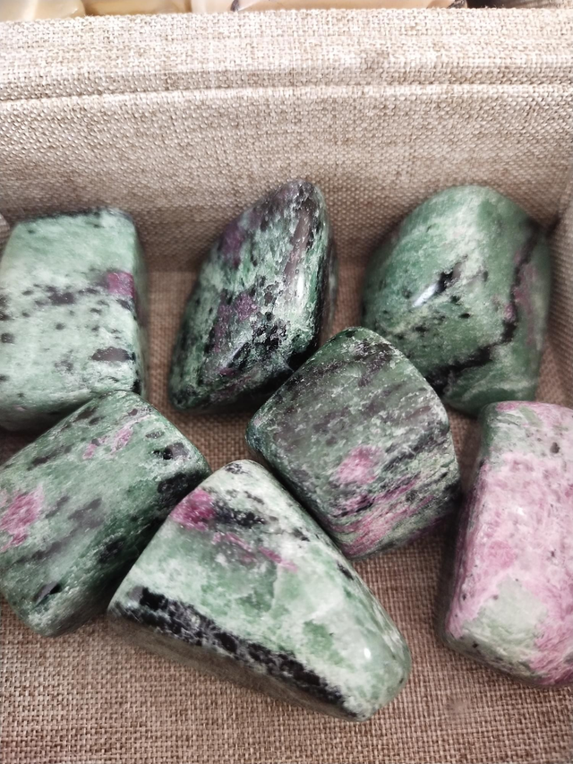 Pierre Roulée Rubis Zoïsite